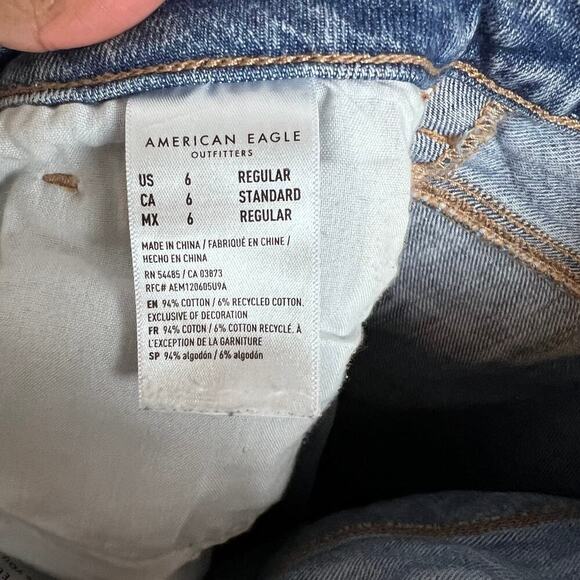 American Eagle Highest Rise Mom Jean Size 6R Distressed Ripped Light Wash Denim - Picture 6 of 7